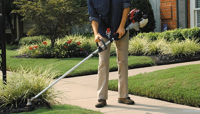 From the grass line to thick weeds, a handheld Honda trimmer offers exceptional comfort, efficiency and performance.